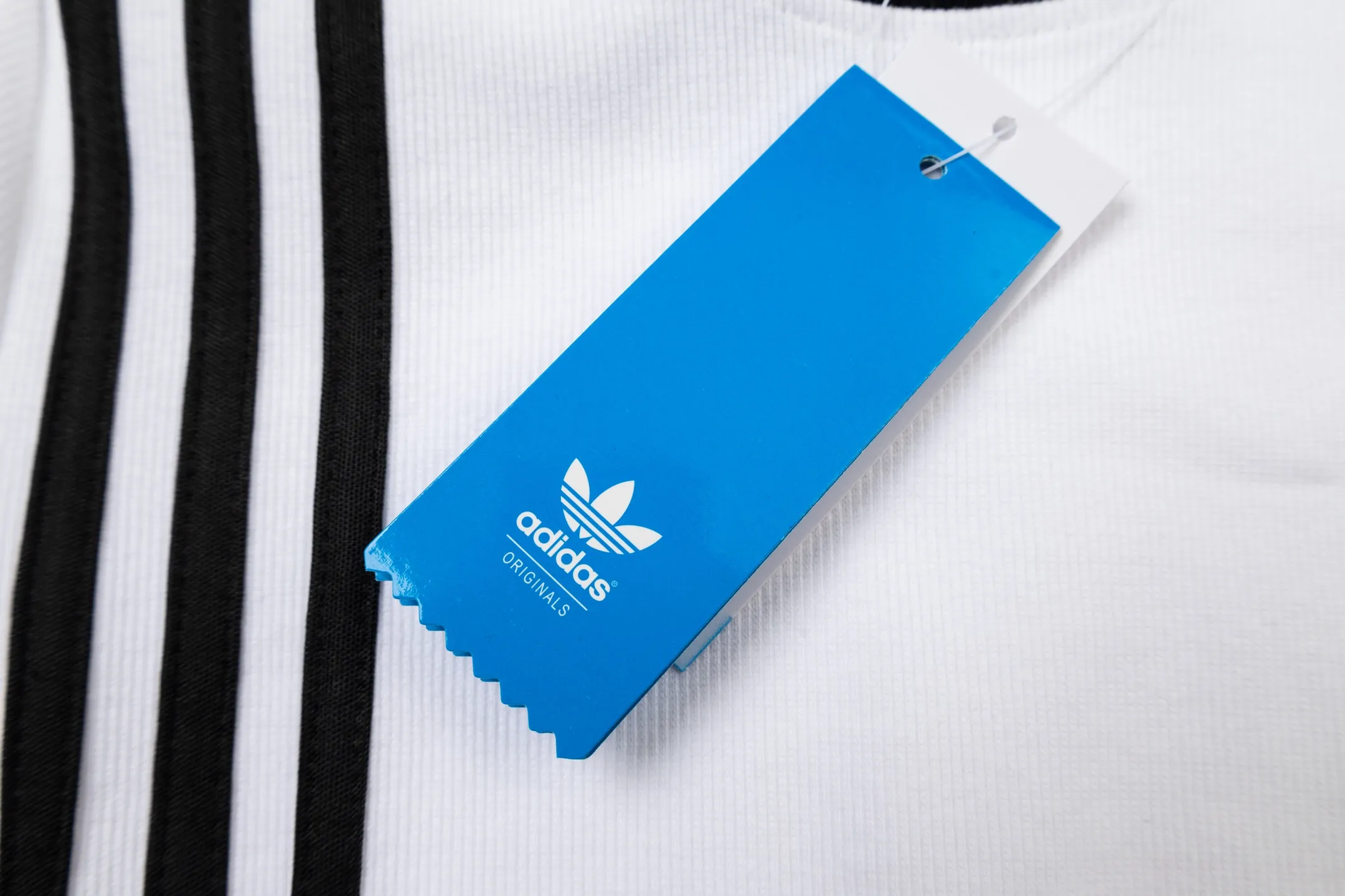 adidas clover slim short-sleeved T-shirt Classic White with Black three stripes, simple and recognizable✨. The knitted fabric is Breathable and skin-friendly, making it super comfortable to wear in spring and summer! The short slim fit easily shows off your body curves, and the round neck design is Versatile, suitable for daily leisure or sports. Pair it with a high-waisted skirt and jeans to easily achieve a cool or retro sporty look. It is a must-have and practical item in your wardrobe! Style number: A 178# Color: White Pink Size: M L XL XXL